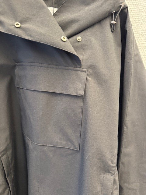 Aleksander Lily Poncho Black