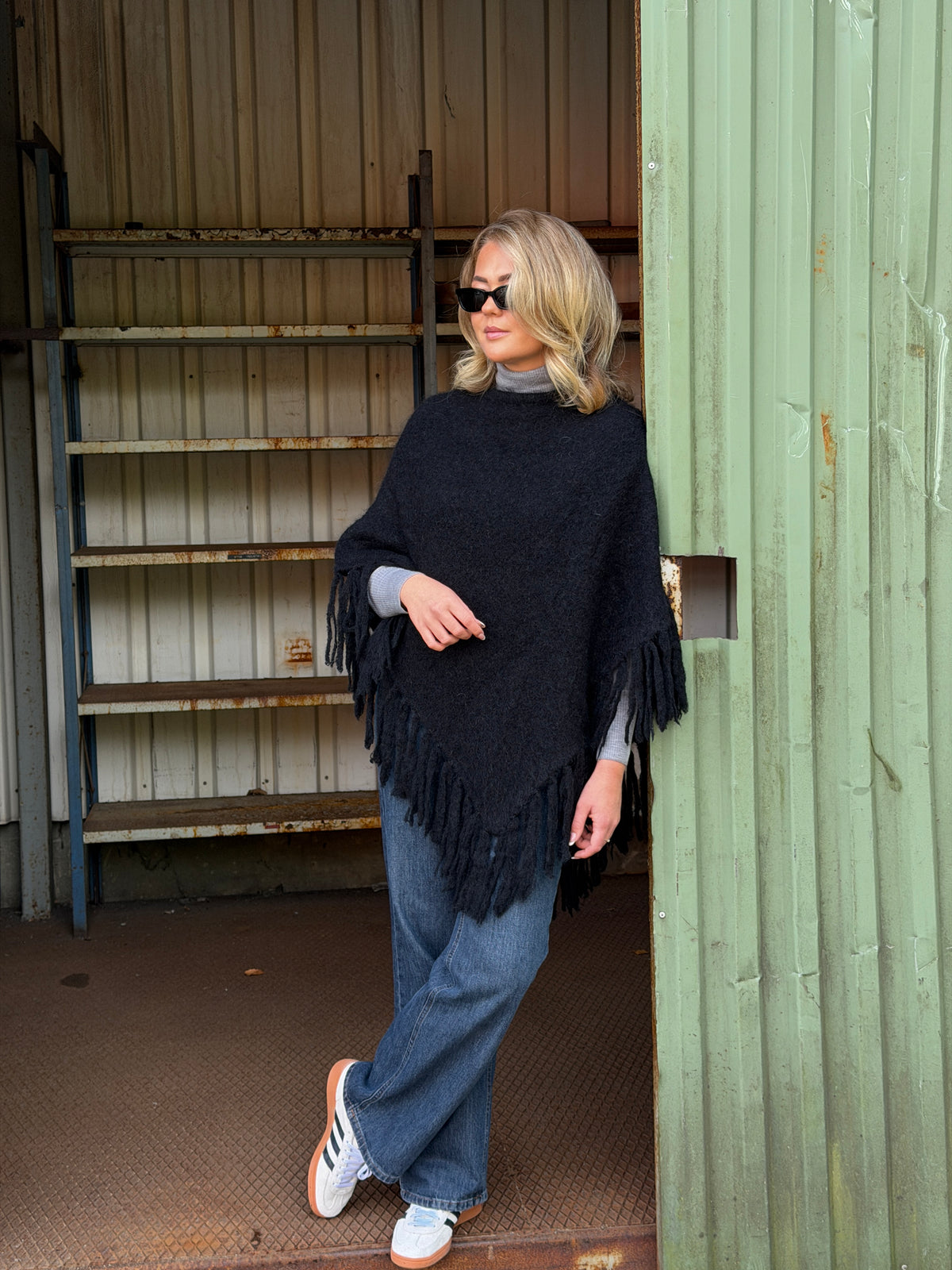Rêve Caroline Black Poncho Med Frynser