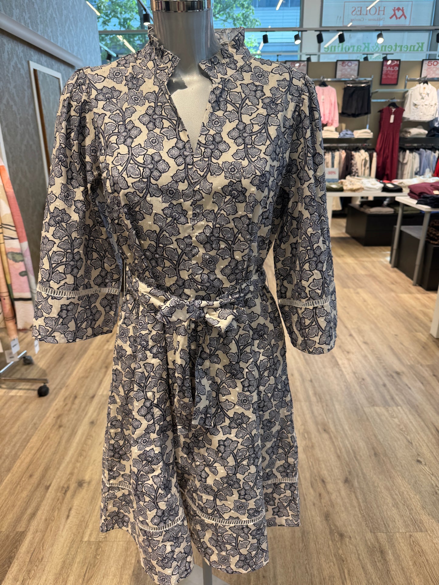 Part Two Destiny Dark Navy Leaf Print kjole