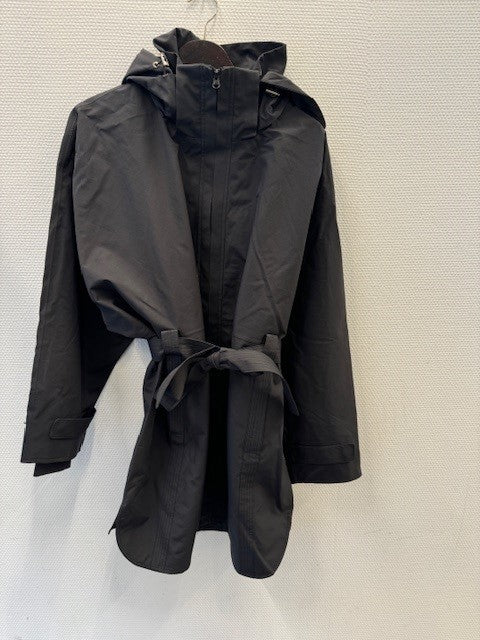 Aleksander Anna Black Cape