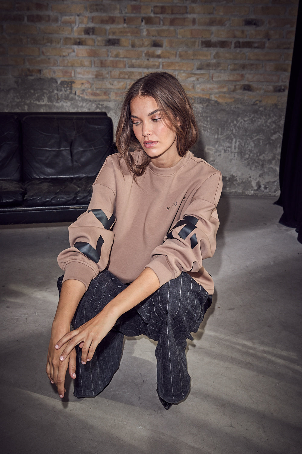 HAUTE L`AMITIE Maxi Split Logo Walnut Sweat